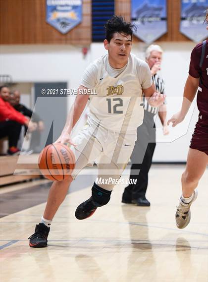 Thumbnail 2 in Mater Dei Catholic vs. Bishop's photogallery.