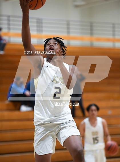 Thumbnail 3 in Mater Dei Catholic vs. Bishop's photogallery.
