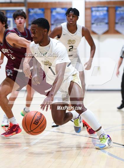 Thumbnail 3 in Mater Dei Catholic vs. Bishop's photogallery.