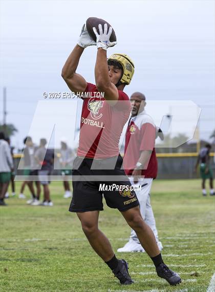 Thumbnail 1 in Inglewood vs Oaks Christian (Battle at the Beach) photogallery.