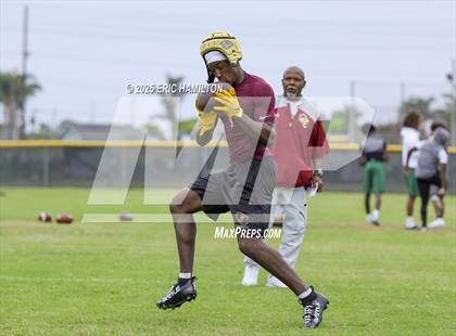 Thumbnail 2 in Inglewood vs Oaks Christian (Battle at the Beach) photogallery.