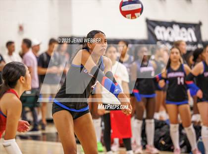 Thumbnail 3 in Mater Dei vs. Folsom (Durango Fall Classic) photogallery.