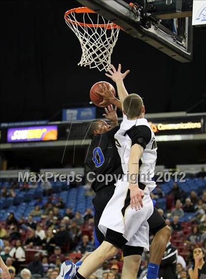 Thumbnail 2 in Newark Memorial vs. Archbishop Mitty (CIF D2 NorCal Regional Final) photogallery.