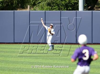 Thumbnail 2 in Brock vs. Farmersville (UIL 3A Regional Semifinal) photogallery.