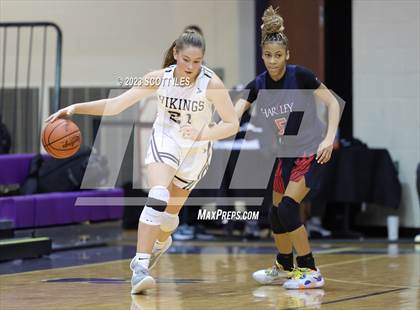 Thumbnail 2 in Bishop Hartley vs. Teays Valley (OGBR Classic in the City) photogallery.