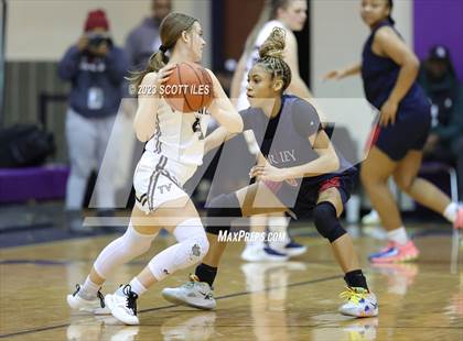 Thumbnail 2 in Bishop Hartley vs. Teays Valley (OGBR Classic in the City) photogallery.