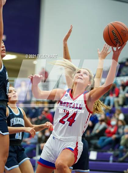 Thumbnail 2 in Roncalli vs. Perry Meridian (IHSAA 4A Sectional Championship) photogallery.