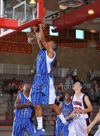 Thumbnail 2 in Tesoro vs. Jordan (MaxPreps Holiday Classic) photogallery.