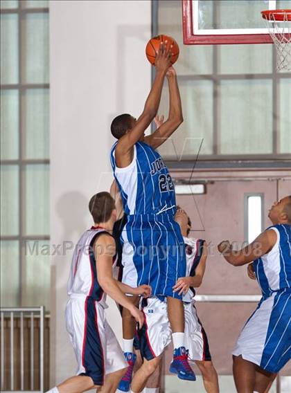 Thumbnail 2 in Tesoro vs. Jordan (MaxPreps Holiday Classic) photogallery.