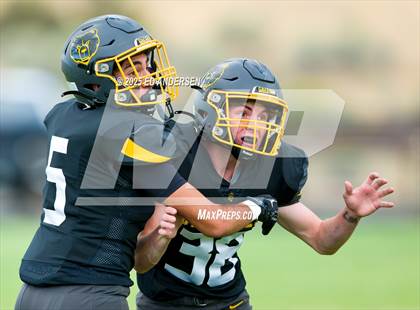 Thumbnail 1 in Hug @ Galena photogallery.