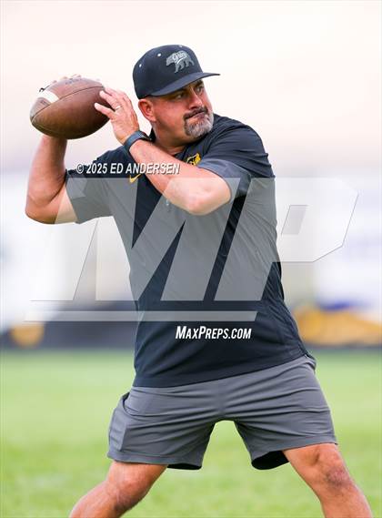 Thumbnail 2 in Hug @ Galena photogallery.