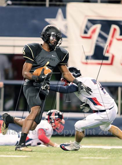 Thumbnail 3 in Centennial vs. South Oak Cliff (UIL 4A Area Playoff) photogallery.