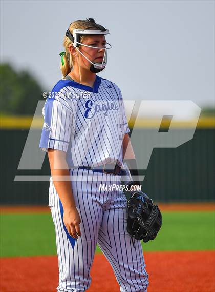 Thumbnail 2 in Georgetown vs Lake Creek (UIL 5A Reg III Final) photogallery.