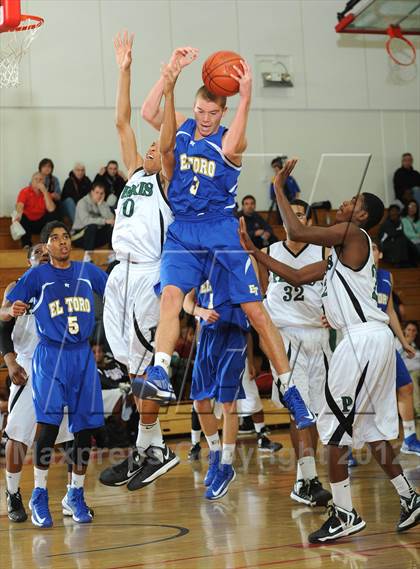 Thumbnail 1 in El Toro vs. Perris (MaxPreps Holiday Classic) photogallery.