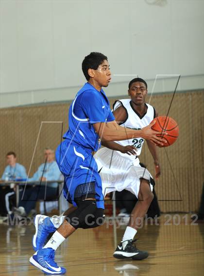 Thumbnail 2 in El Toro vs. Perris (MaxPreps Holiday Classic) photogallery.