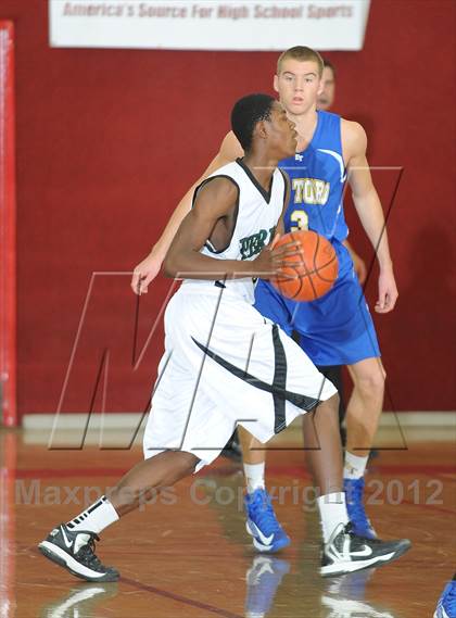 Thumbnail 1 in El Toro vs. Perris (MaxPreps Holiday Classic) photogallery.