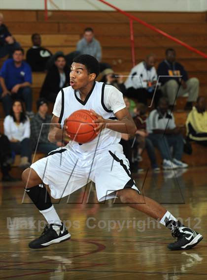 Thumbnail 1 in El Toro vs. Perris (MaxPreps Holiday Classic) photogallery.