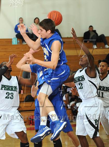 Thumbnail 2 in El Toro vs. Perris (MaxPreps Holiday Classic) photogallery.