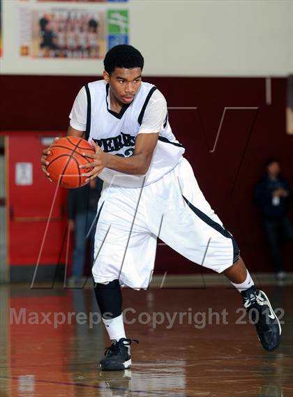 Thumbnail 1 in El Toro vs. Perris (MaxPreps Holiday Classic) photogallery.