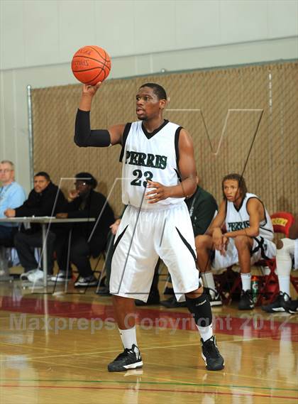 Thumbnail 2 in El Toro vs. Perris (MaxPreps Holiday Classic) photogallery.
