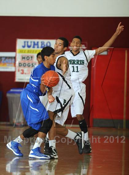 Thumbnail 3 in El Toro vs. Perris (MaxPreps Holiday Classic) photogallery.
