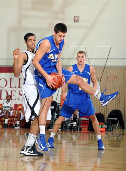 Thumbnail 2 in El Toro vs. Perris (MaxPreps Holiday Classic) photogallery.