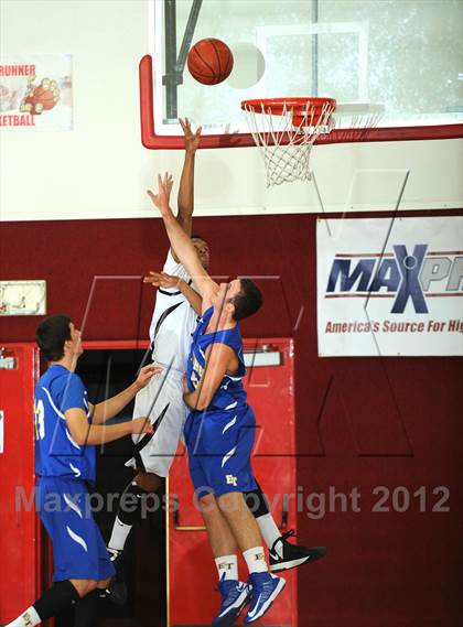 Thumbnail 1 in El Toro vs. Perris (MaxPreps Holiday Classic) photogallery.