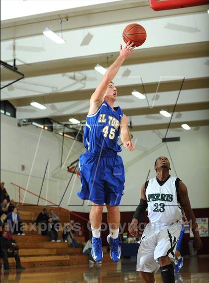 Thumbnail 3 in El Toro vs. Perris (MaxPreps Holiday Classic) photogallery.