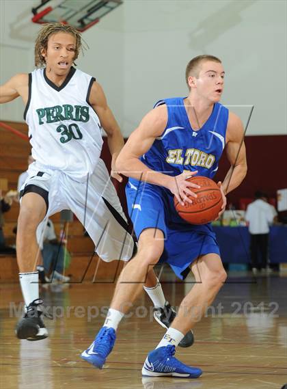 Thumbnail 3 in El Toro vs. Perris (MaxPreps Holiday Classic) photogallery.