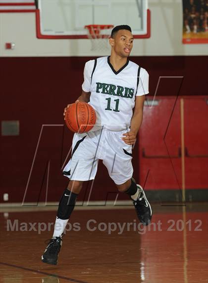 Thumbnail 2 in El Toro vs. Perris (MaxPreps Holiday Classic) photogallery.