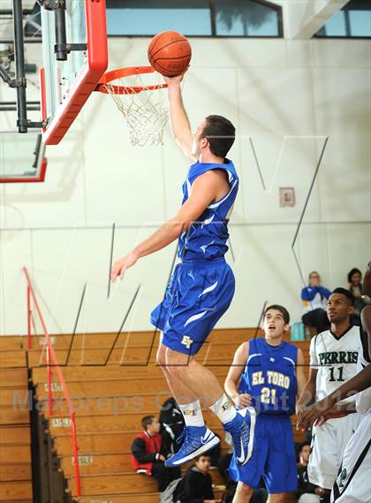 Thumbnail 1 in El Toro vs. Perris (MaxPreps Holiday Classic) photogallery.