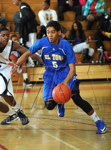 Thumbnail 1 in El Toro vs. Perris (MaxPreps Holiday Classic) photogallery.