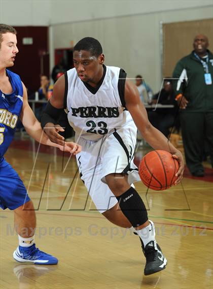Thumbnail 3 in El Toro vs. Perris (MaxPreps Holiday Classic) photogallery.