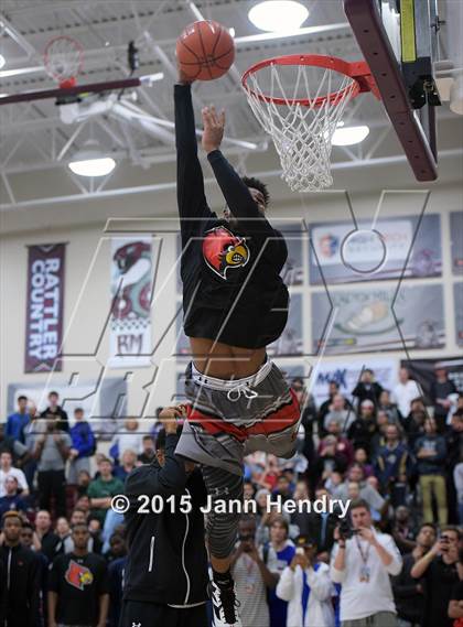 Thumbnail 2 in 2015 MaxPreps Holiday Classic Dunk Contest photogallery.