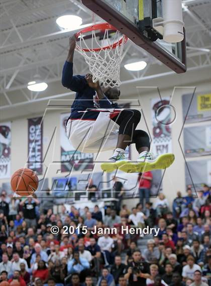 Thumbnail 1 in 2015 MaxPreps Holiday Classic Dunk Contest photogallery.