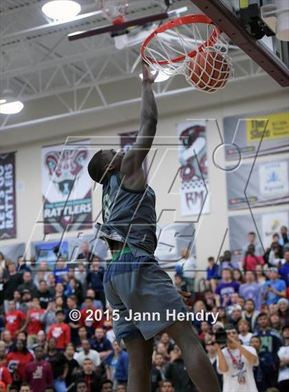 Thumbnail 2 in 2015 MaxPreps Holiday Classic Dunk Contest photogallery.