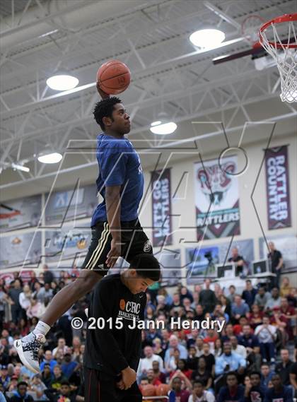Thumbnail 2 in 2015 MaxPreps Holiday Classic Dunk Contest photogallery.