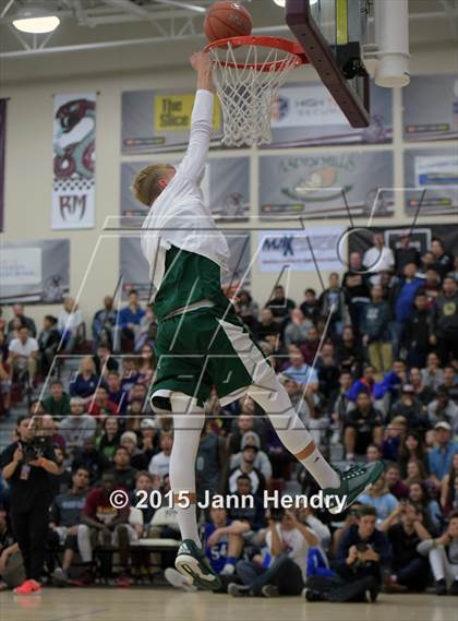 Thumbnail 2 in 2015 MaxPreps Holiday Classic Dunk Contest photogallery.