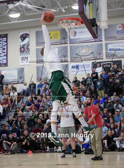 Thumbnail 2 in 2015 MaxPreps Holiday Classic Dunk Contest photogallery.