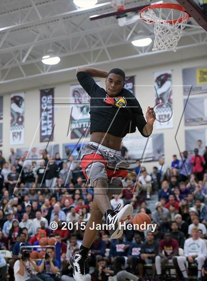 Thumbnail 2 in 2015 MaxPreps Holiday Classic Dunk Contest photogallery.