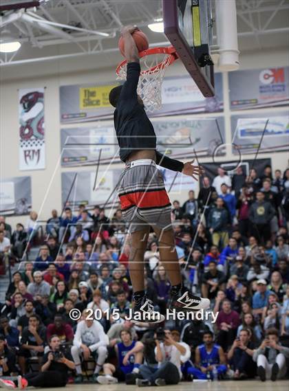 Thumbnail 1 in 2015 MaxPreps Holiday Classic Dunk Contest photogallery.