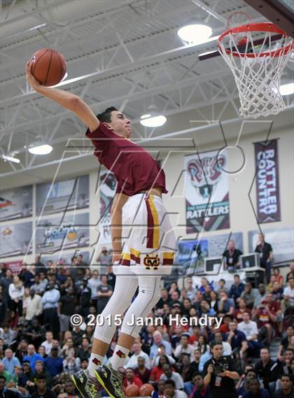 Thumbnail 2 in 2015 MaxPreps Holiday Classic Dunk Contest photogallery.