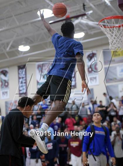 Thumbnail 3 in 2015 MaxPreps Holiday Classic Dunk Contest photogallery.