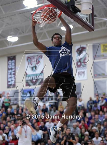 Thumbnail 2 in 2015 MaxPreps Holiday Classic Dunk Contest photogallery.