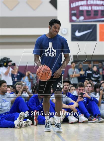 Thumbnail 3 in 2015 MaxPreps Holiday Classic Dunk Contest photogallery.