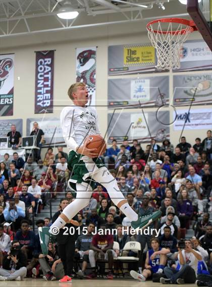 Thumbnail 3 in 2015 MaxPreps Holiday Classic Dunk Contest photogallery.