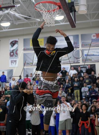 Thumbnail 1 in 2015 MaxPreps Holiday Classic Dunk Contest photogallery.