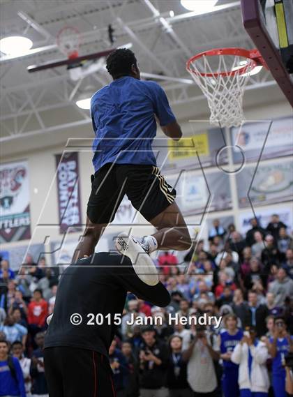 Thumbnail 1 in 2015 MaxPreps Holiday Classic Dunk Contest photogallery.
