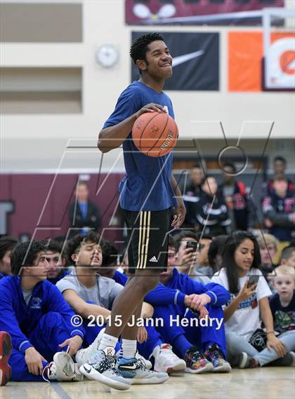 Thumbnail 2 in 2015 MaxPreps Holiday Classic Dunk Contest photogallery.