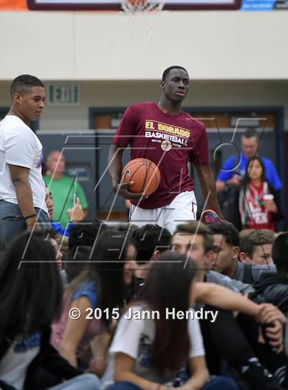 Thumbnail 1 in 2015 MaxPreps Holiday Classic Dunk Contest photogallery.